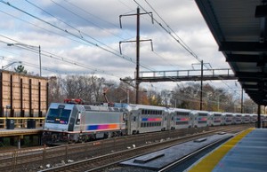 A NJ Transit dual-mode locomotive. Source: flickr user PhillipC